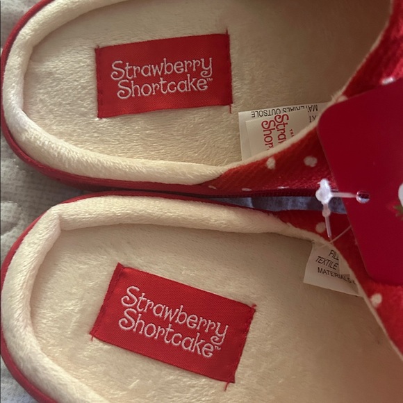 STRAWBERRY SHORTS CAKE SLIPPERS - Picture 5 of 6